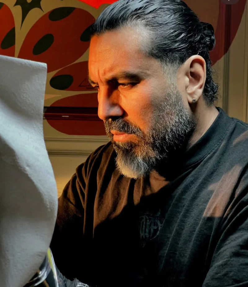 Stefano Alcántara working on an artwork